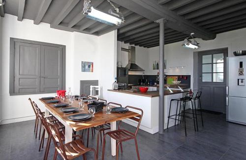 Laleu House | Maison Spacieuse avec Piscine Couverte et Wifi à Laleu - FR-1-497-46