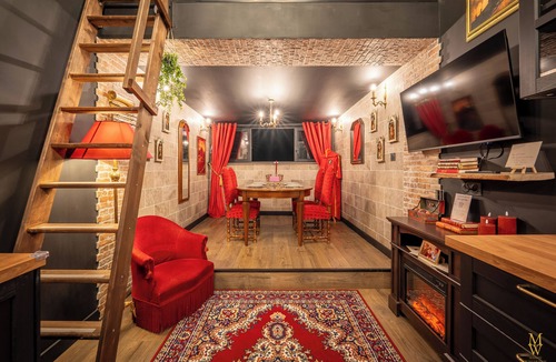 Carcassonne House | Maison Wingardium - Private Cinema & View of the Cité de Carcassonne and the Pyrenees