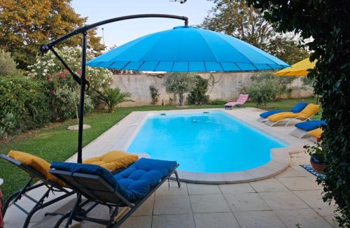 Chateaurenard Apartment | maisonnette avec piscine la picholine