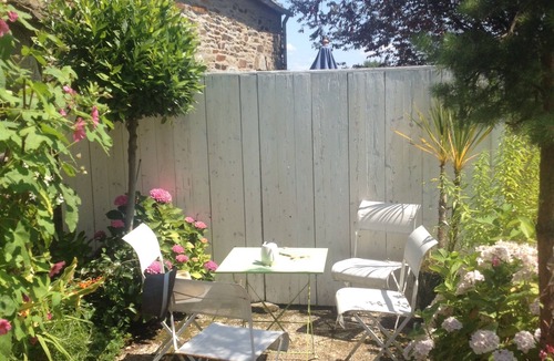 Locquirec Cottage | Maisonnette Bretonne Typique, Plage à Pieds, Terrasse Fleurie et Parking Privés