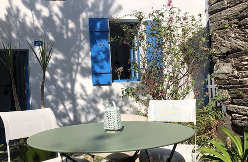 Locquirec Cottage | Maisonnette Bretonne Typique, Plage à Pieds, Terrasse Fleurie et Parking Privés