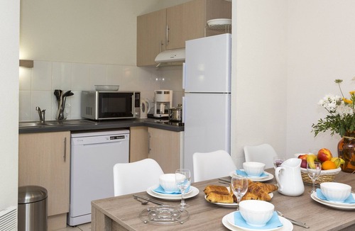 Le Tronchet Condo | Maisonnette Charmante + Terrasse | Piscine + Sauna