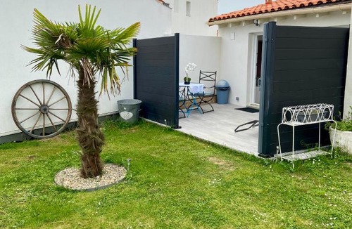 Rochefort House | Maisonnette cosy au calme terrasse local vélo piscine commune