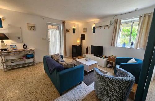 Landeronde House | Maisonnette Marine