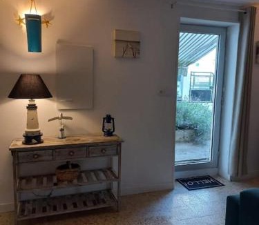 Landeronde House | Maisonnette Marine