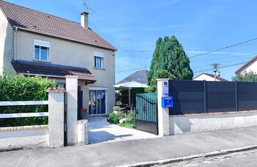 Pontault-Combault House | MaisonTevy - Appart 2 Chambres-4lits-Terrasse-Jardin & Studio-Confort-Climatisation- Idéale-Pro-Tourisme
