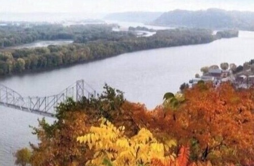 Lansing House | Majestic Mississippi River Views! Now booking for August!