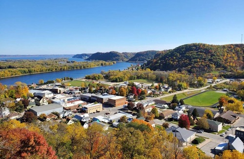 Lansing House | Majestic Mississippi River Views! Now booking for August!