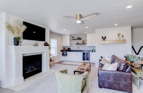 Midway House | *Majestic Mountain Retreat- Closest Home to the Homestead Crater*