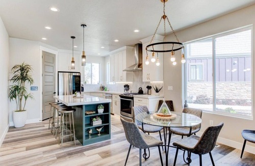 Midway House | *Majestic Mountain Retreat- Closest Home to the Homestead Crater*