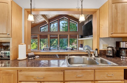 Rhododendron House | Majestic Mountain Retreat on 20 Acres, Gorgeous Views, Ponds, Hot Tub, Sauna, 15 Miles to Gov Camp