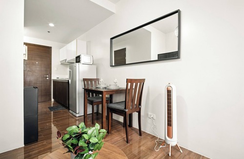 San Antonio Condo | Makati Penthouse Studio with City Views