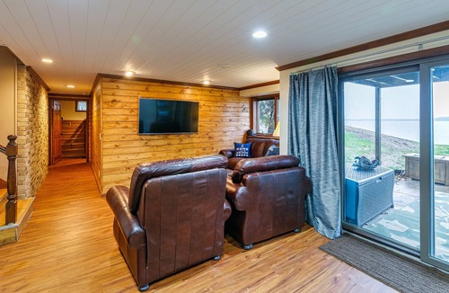 Annandale Cabin | Make Memories on Sugar Lake 45 min from Metro! 3BR/2BA