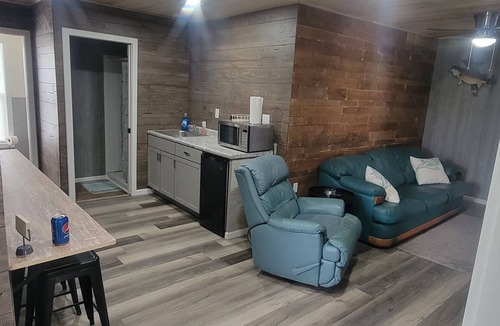 Gypsum Cabin | Make time for Lake Time! Close to all FERRIES, BEACHES, PARKS & CEDAR POINT!
