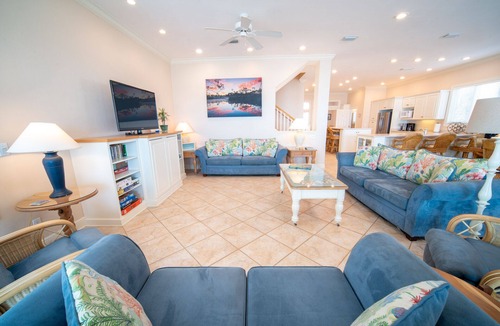 East End House | Make Waves for LESS 20% OFF! Dog-Friendly, Pool & Tennis Court, Hot Tub