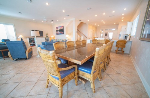 East End House | Make Waves for LESS 20% OFF! Dog-Friendly, Pool & Tennis Court, Hot Tub