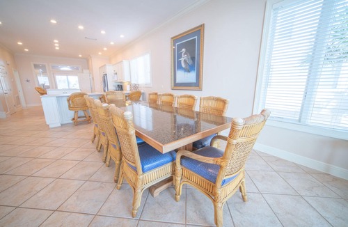 East End House | Make Waves for LESS 20% OFF! Dog-Friendly, Pool & Tennis Court, Hot Tub