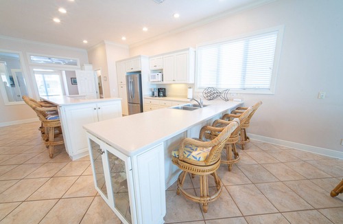 East End House | Make Waves for LESS 20% OFF! Dog-Friendly, Pool & Tennis Court, Hot Tub