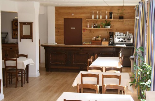 Guillaumes Hotel | Make Your Trip More Enjoyable! Steps away from Ski Lifts & Biking Trails!