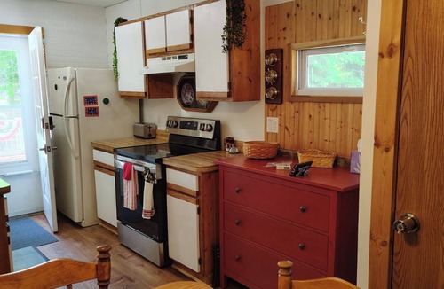 Geneva-on-the-Lake Cottage | Making Memories Cottage GOTL - Charming 2-bedroom cottage with WiFi and AC