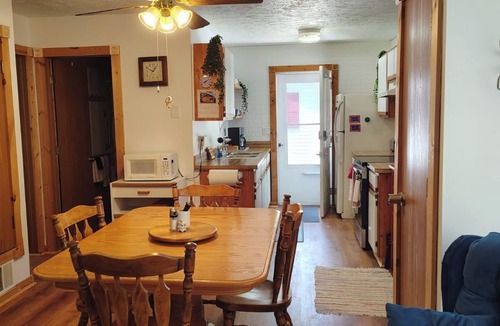 Geneva-on-the-Lake Cottage | Making Memories Cottage GOTL - Charming 2-bedroom cottage with WiFi and AC