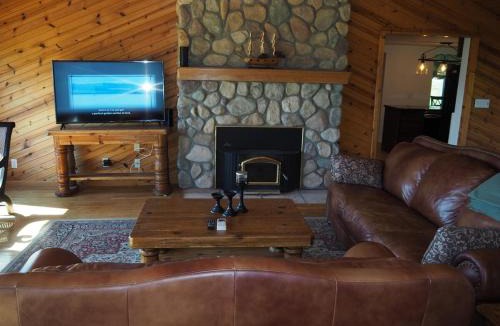 Gladstone House | Malabar Cove - Lakefront, Quiet, and Relaxing!