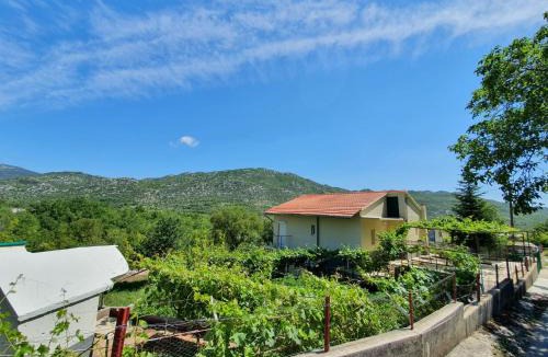 Rastovac House | Malena