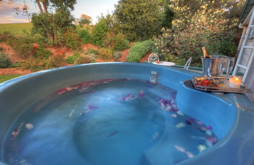 Maleny Cottage | Maleny self contained Cottage & outdoor spa, walk to village cafes & restaurants