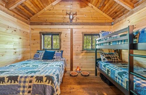 Berkeley Springs House | Mallard Creek Cabin - Firepit - Kitchenette - Large Deck - Gas Grill
