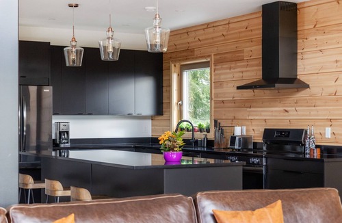 Courtenay Ski Chalet | Mammoth Chalet - Luxury Retreat on Mount Washington. Hot tub & Sauna