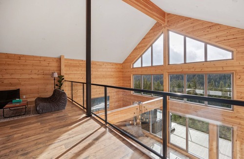 Courtenay Ski Chalet | Mammoth Chalet - Luxury Retreat on Mount Washington. Hot tub & Sauna