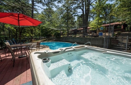 Branson West Cabin | Mama Bear Cabin 2 - Community pool and hottub.