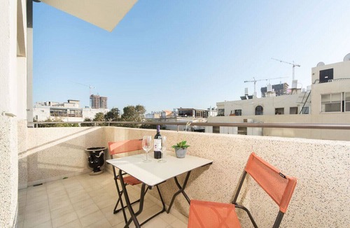 Old North Apartment | Mamad Bright Apt w Balcony & 10min Walk from Beach