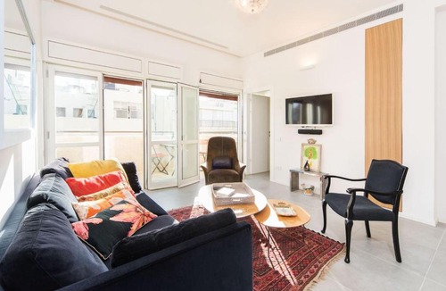 Old North Apartment | Mamad Bright Apt w Balcony 10min Walk from Beach