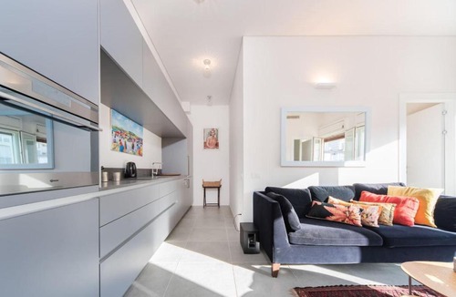 Old North Apartment | Mamad Bright Apt w Balcony 10min Walk from Beach