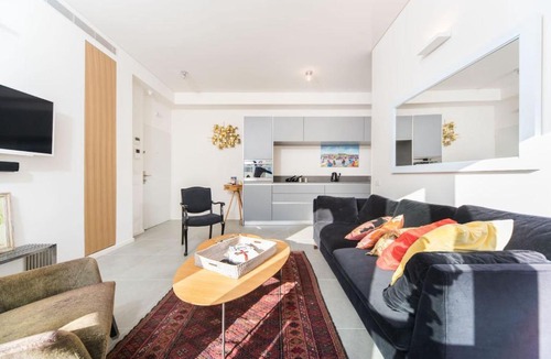 Old North Apartment | Mamad Bright Apt w Balcony 10min Walk from Beach
