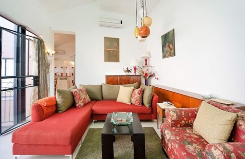 Neve Tzedek Apartment | Mamad Charming Sunny Haven with Balcony