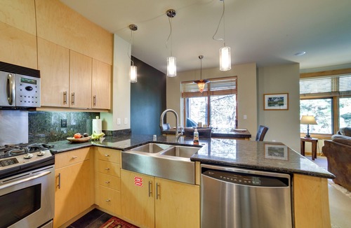 Mammoth Lakes Apartment | Mammoth Lakes Condo w/Fireplace: Near Skiing!