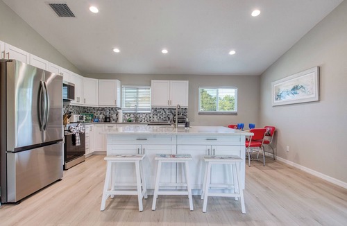 Weeki Wachee Gardens House | MANATEE CROSSING 3Bd/3Ba w/Studio, Private Dock & Kayaks, Weeki Wachee, FL