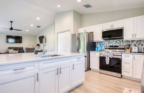 Weeki Wachee Gardens House | MANATEE CROSSING 3Bd/3Ba w/Studio, Private Dock & Kayaks, Weeki Wachee, FL