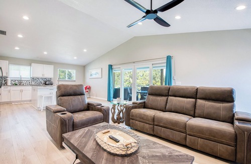 Weeki Wachee Gardens House | MANATEE CROSSING 3Bd/3Ba w/Studio, Private Dock & Kayaks, Weeki Wachee, FL