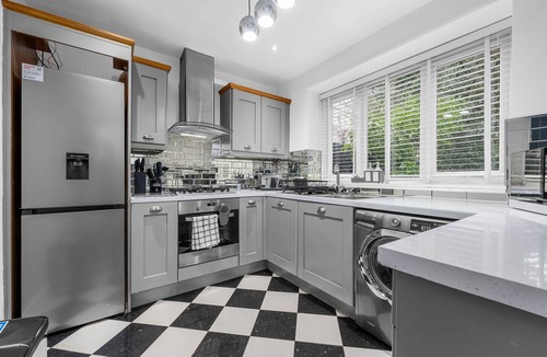 Salford House | Manchester - City Centre - Hot Tub - Free Private Parking - Sleeps 8