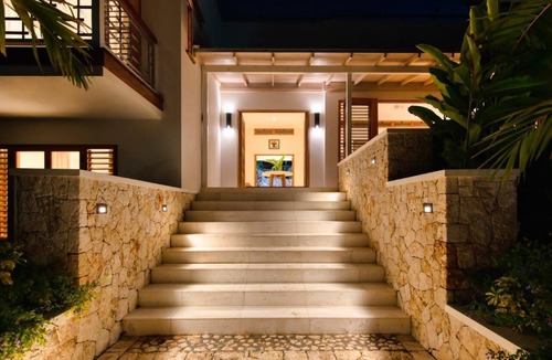 Duncans House | Mango Hill 5 Minutes walk to the beach! Staffed! Gated Communit!y! Pool