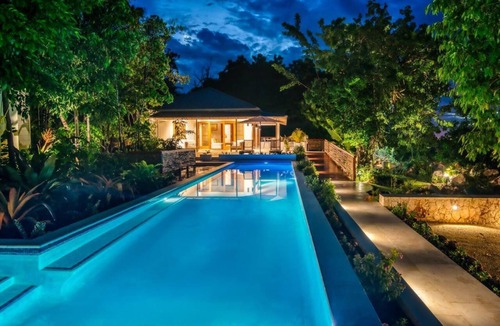 Duncans House | Mango Hill 5 Minutes walk to the beach! Staffed! Gated Communit!y! Pool