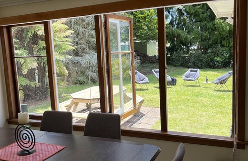 Mangakino House | Mango Mansion - 2 minute walk to the lake!
