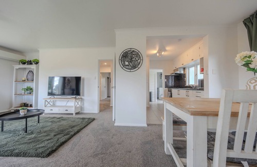 Mangakino House | Mango Point – Renovated Family Bach, Big Yard & Boat Parking a minute from Lake