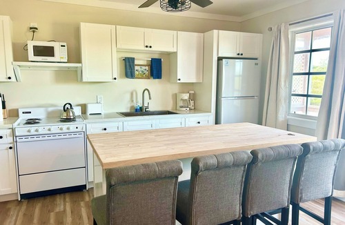 Governor's Harbour Cottage | Mango Tango with AC, Fireplace, WiFi