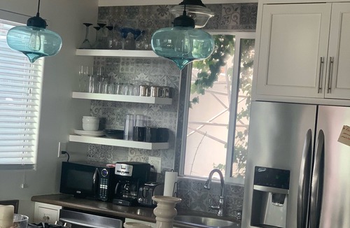 The Strand House | ☀️🏖️🏄🏻‍♂️👙🛼🏐Manhattan Bch adjacent to Hermosa Bch, 2 🚘 Garage, gated patio