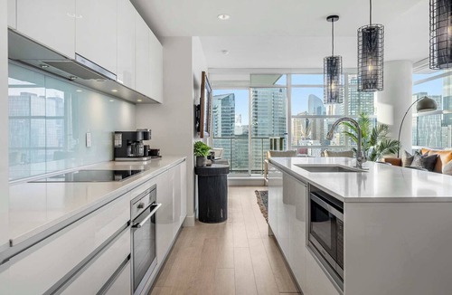 Victoria Park Apartment | Manhattan Right Next to Stampede Grounds! DT
