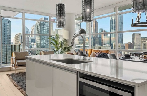 Victoria Park Apartment | Manhattan Right Next to Stampede Grounds! DT